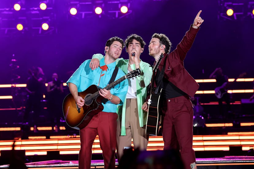NEW YORK, NEW YORK - AUGUST 12: (L-R) Nick Jonas, Joe Jonas, an Kevin Jonas perform onstage during J...