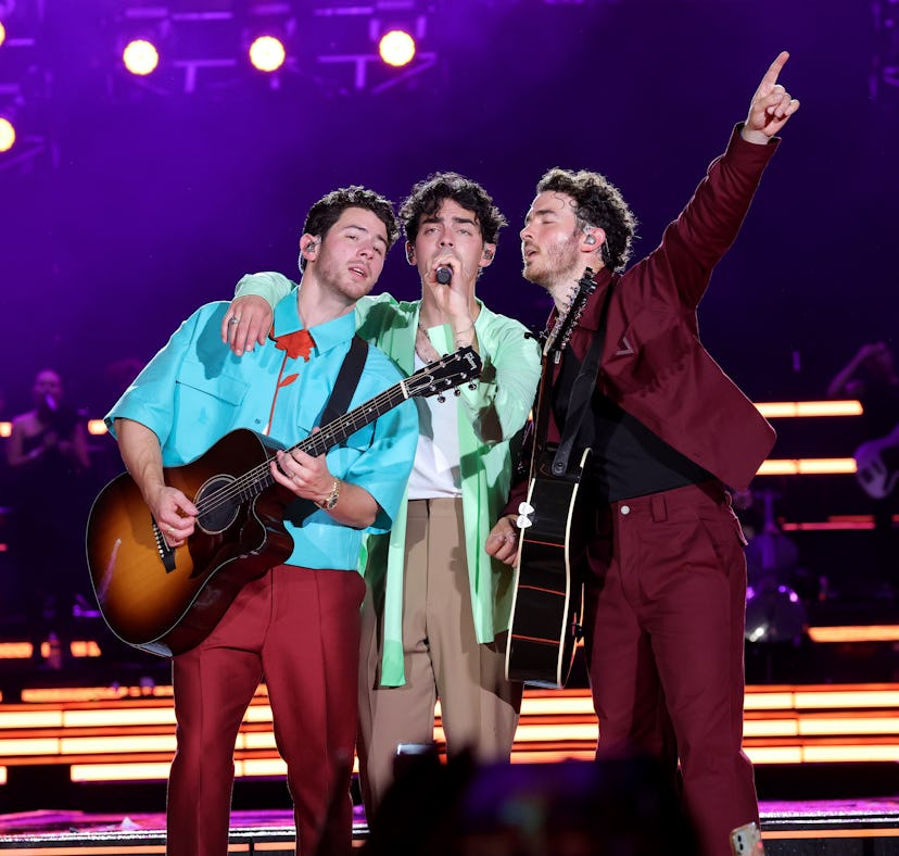 NEW YORK, NEW YORK - AUGUST 12: (L-R) Nick Jonas, Joe Jonas, an Kevin Jonas perform onstage during J...