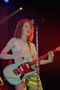 苏格兰歌手和音乐家Shirley Manson执行与美国摇滚乐队在舞台上生活垃圾……