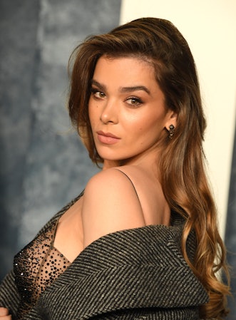 BEVERLY HILLS, CALIFORNIA - MARCH 12: 2023 Hailee Steinfeld arrives at the Vanity Fair Oscar Party H...