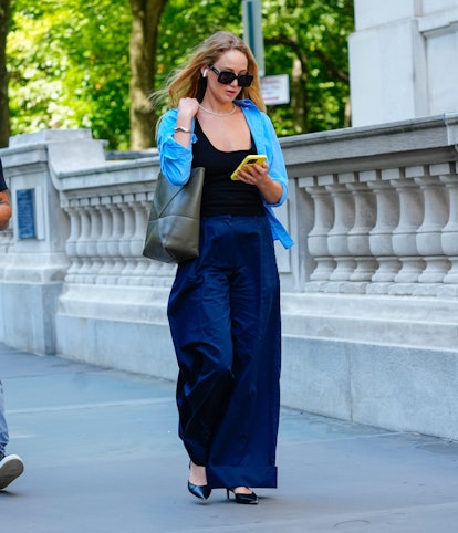Jennifer Lawrence's Loewe Tote Bag Is Peak Stealth Wealth Dressing