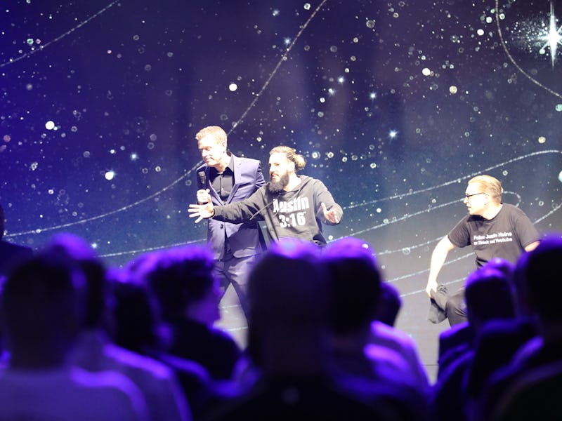 22 August 2023, North Rhine-Westphalia, Cologne: Justin Heine (r) storms the stage with another man ...