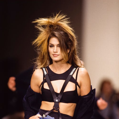 Le top model Cindy Crawford lors du défilé Chanel, collection Prêt-à-Porter Printemps-Eté 1994 le 12...