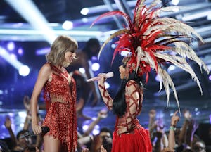 LOS ANGELES, CA - AUGUST 30:  Taylor Swift (L) and Nicki Minaj perform onstage during the 2015 MTV V...