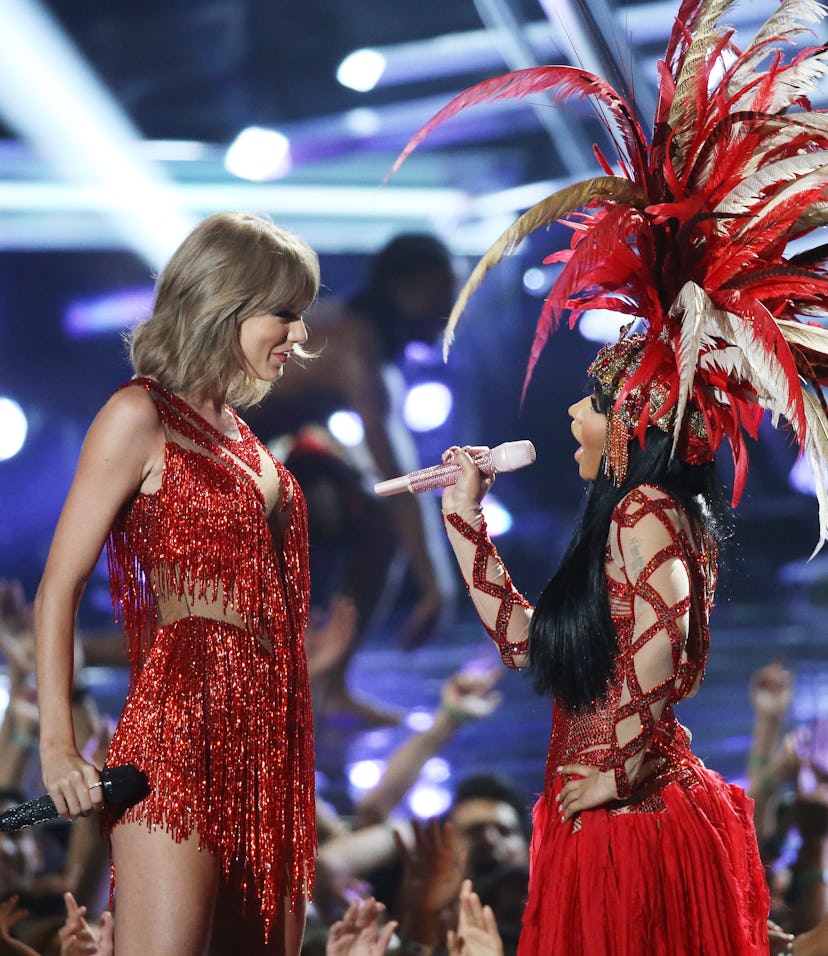 LOS ANGELES, CA - AUGUST 30:  Taylor Swift (L) and Nicki Minaj perform onstage during the 2015 MTV V...
