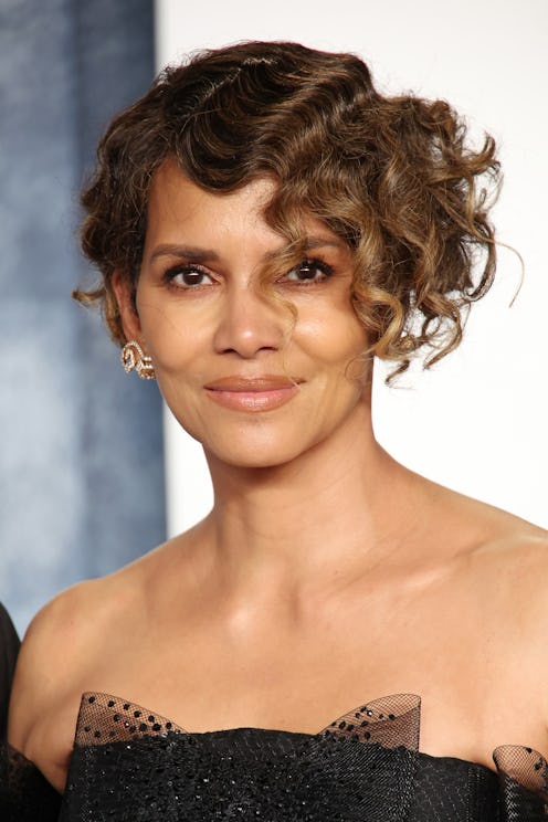 Halle Berry short vintage curly hair at Oscars 2023