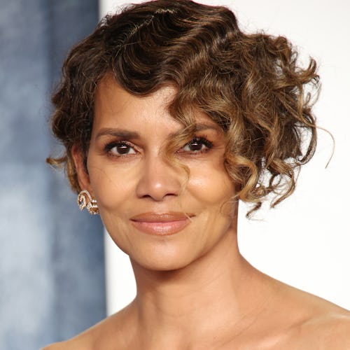 Halle Berry short vintage curly hair at Oscars 2023