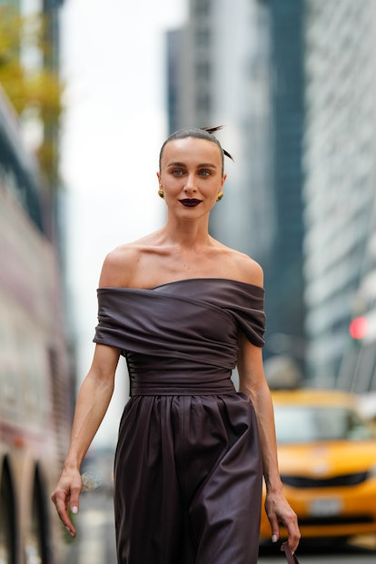 Goth-inspired lips  are a New York Fashion Week Spring/Summer 2024 street style beauty trend.