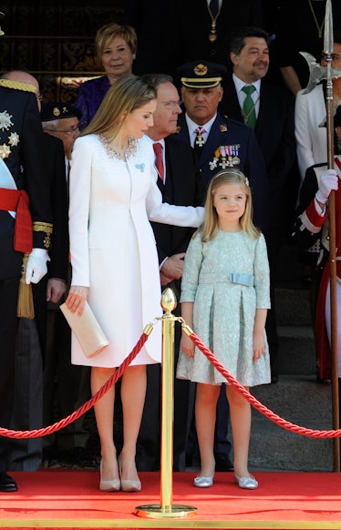 La Reina Letizia de España y la Princesa Sofía de España abandonan el Parlamento español el 19 de junio de 2014 en Madrid.