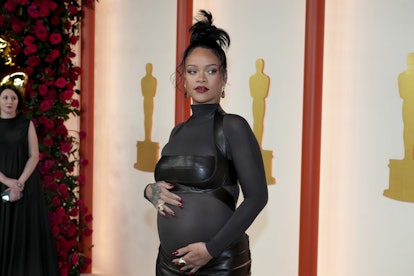 Pregnant Rihanna at Oscars with dark red nails