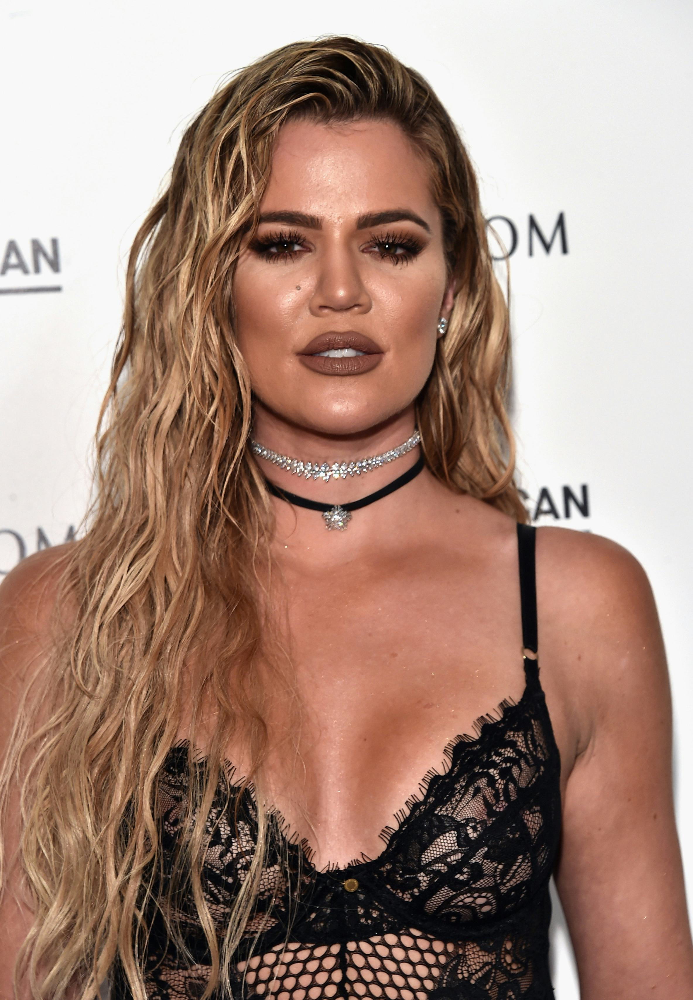 Khloe Kardashian&rsquo;s long blonde wet hair look in 2016.
