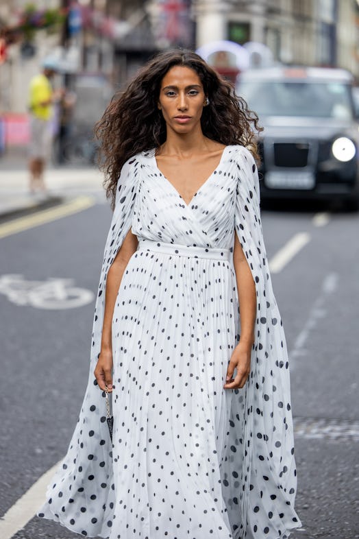 Natural curls are a London Fashion Week Spring/Summer 2024 street style beauty trend