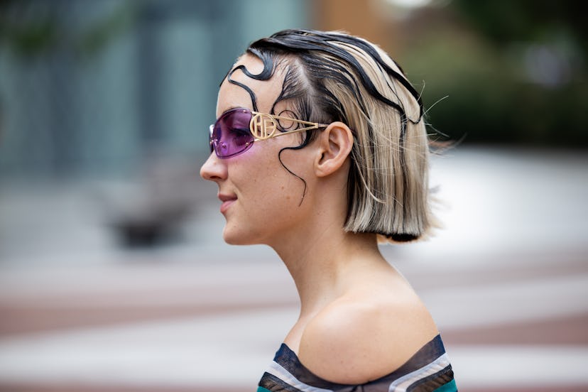 Black and blonde hair is a London Fashion Week Spring/Summer 2024 street style beauty trend