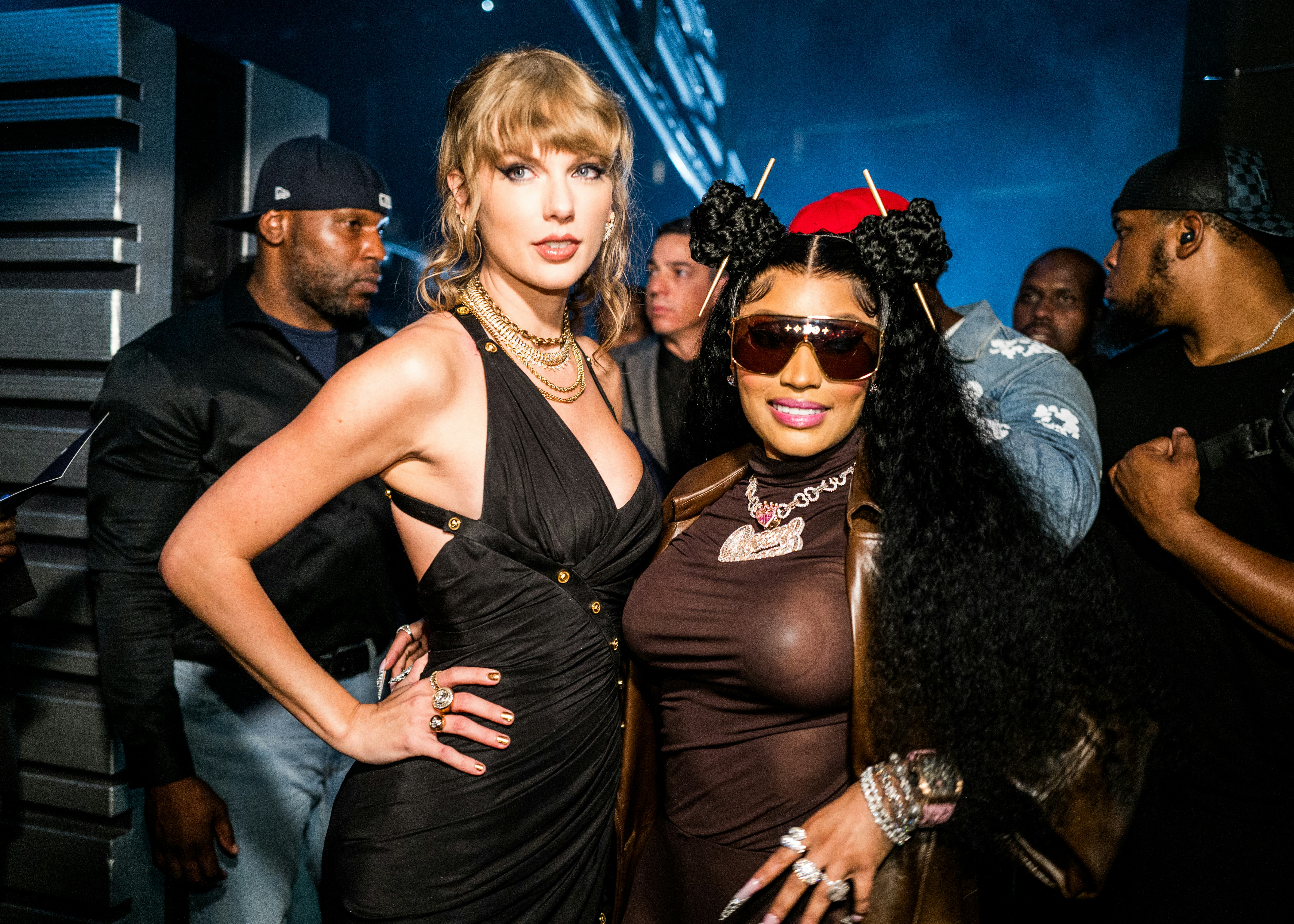 NEWARK, NEW JERSEY - SEPTEMBER 12: (L- Taylor Swift and Nicki Minaj seen backstage during the 2023 V&hellip;