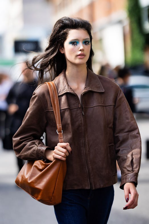 Blue eyeshadow is a Milan Fashion Week Spring/Summer 2024 street style beauty trend