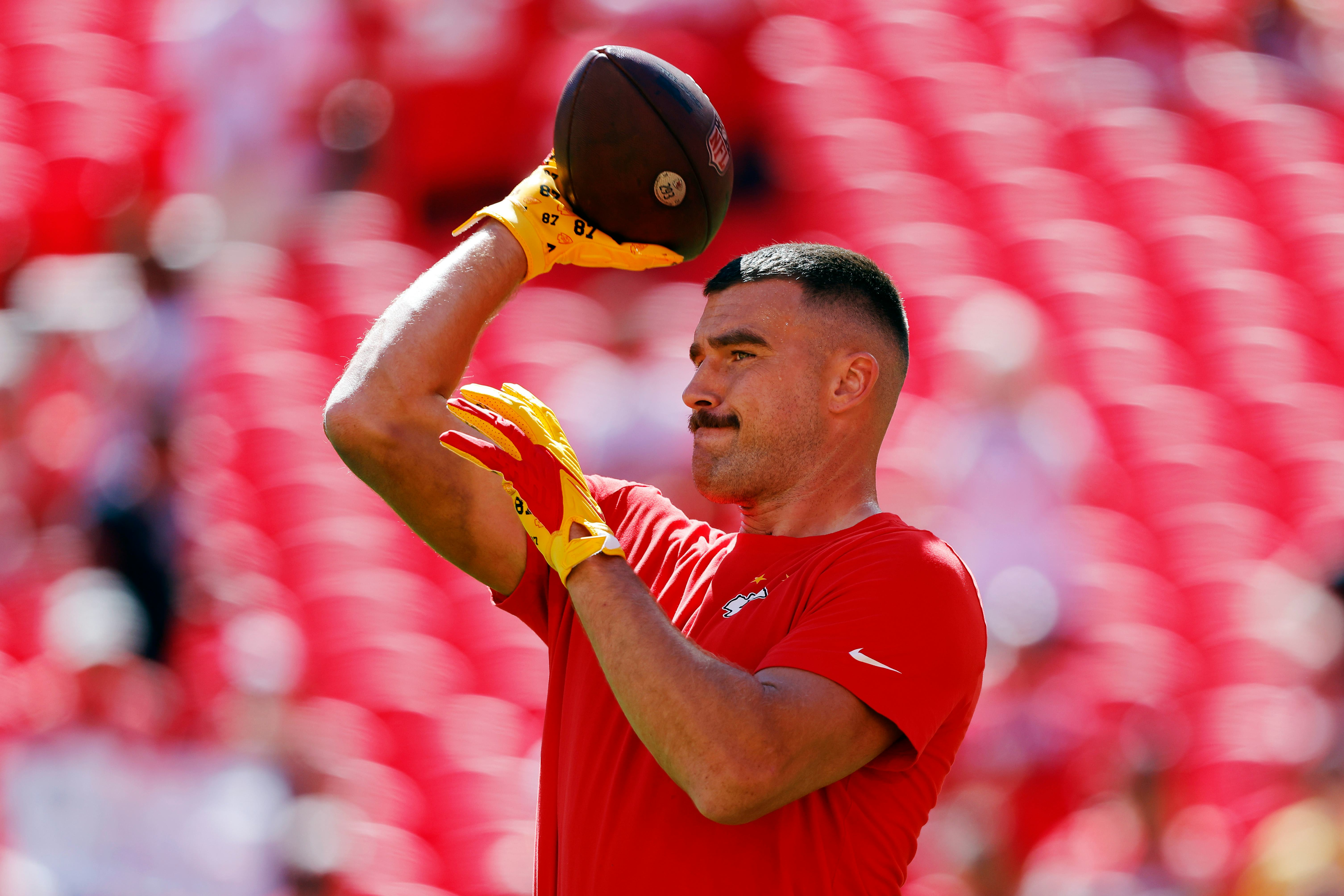 KANSAS CITY, MISSOURI - SEPTEMBER 24: Travis Kelce #87 of the Kansas City Chiefs warms up prior to a&hellip;
