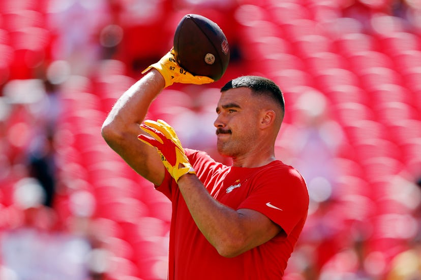 KANSAS CITY, MISSOURI - SEPTEMBER 24: Travis Kelce #87 of the Kansas City Chiefs warms up prior to a…