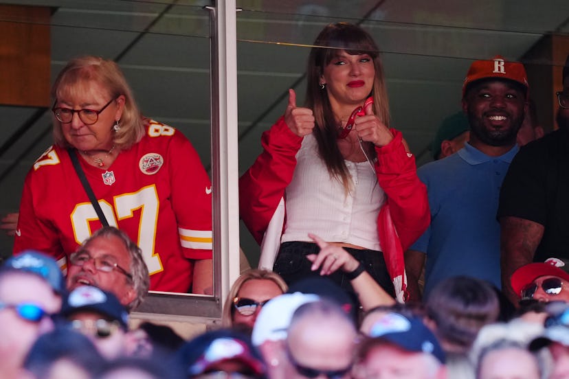 KANSAS CITY, MISSOURI - SEPTEMBER 24: Donna Kelce and Taylor Swift are seen during the first half of…