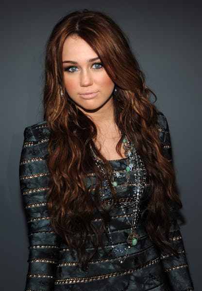Miley Cyrus dark reddish brown hair at Grammys 2010