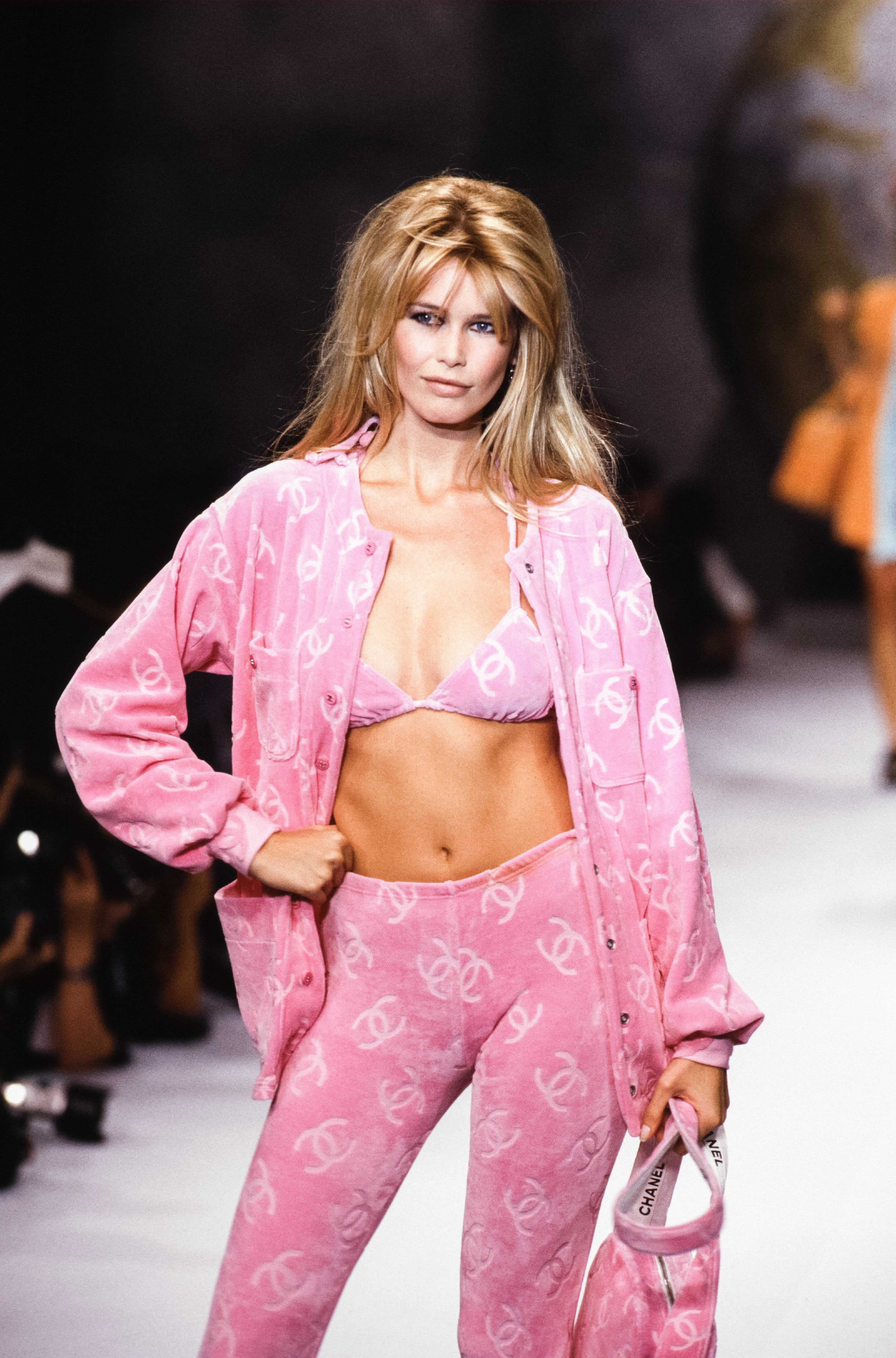 Claudia Schiffer walks the runway for Chanel&rsquo;s Spring 1996 show.
