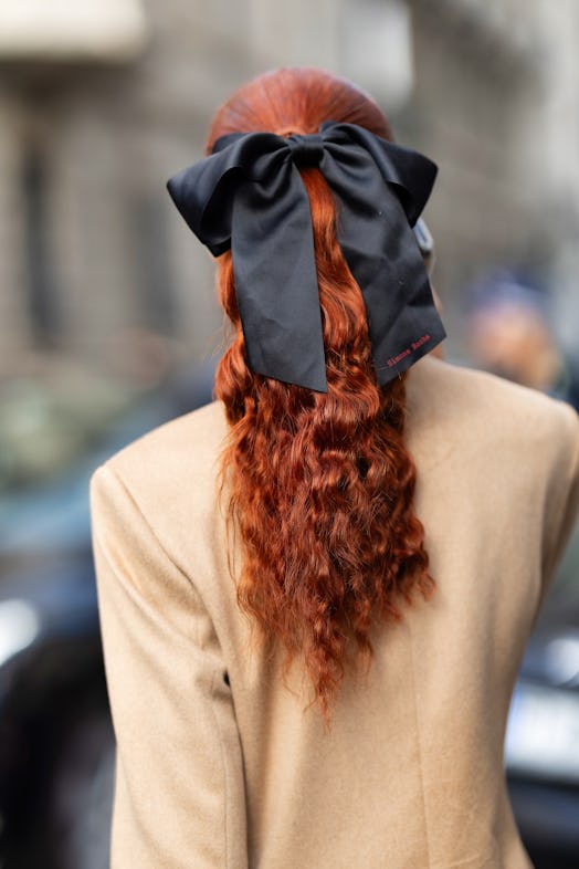 Hair bows and clips are a Milan Fashion Week Spring/Summer 2024 street style beauty trend