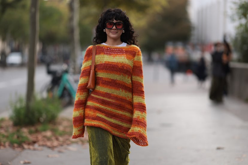 Natural curls are a Paris Fashion Week Spring/Summer 2024 street style beauty trend