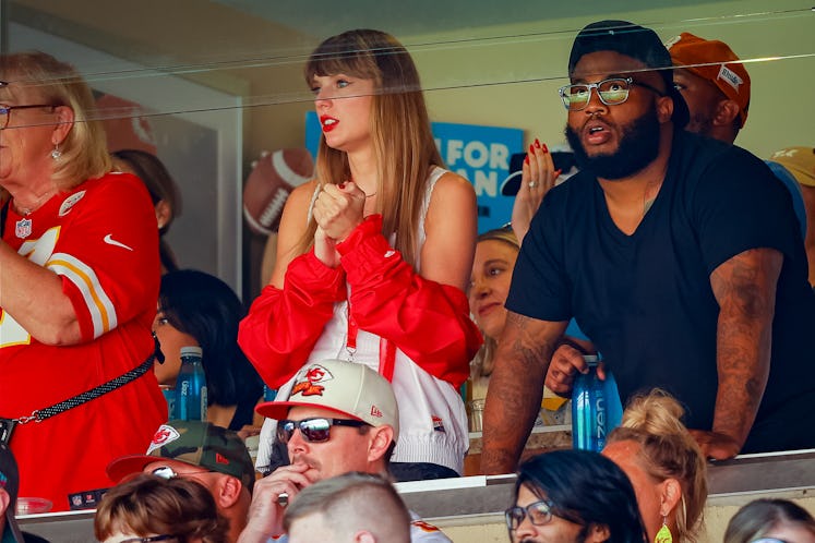 Taylor Swift watches a game between the Kansas City Chiefs and the Chicago Bears