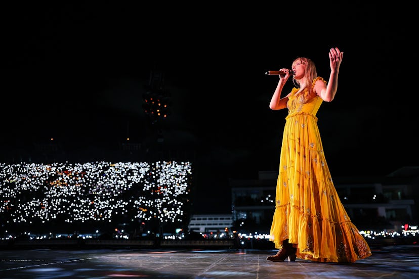 MEXICO CITY, MEXICO - AUGUST 24: EDITORIAL USE ONLY. Taylor Swift performs onstage during the "Taylo...