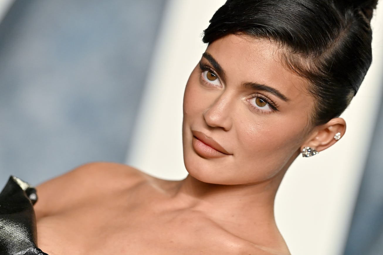 BEVERLY HILLS, CALIFORNIA - MARCH 12: Kylie Jenner attends the 2023 Vanity Fair Oscar Party hosted b...