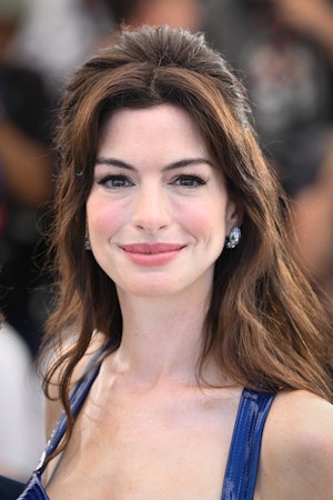 Anne Hathaway's Teased Hair Is A 30-Second Trick To Looking So Sultry