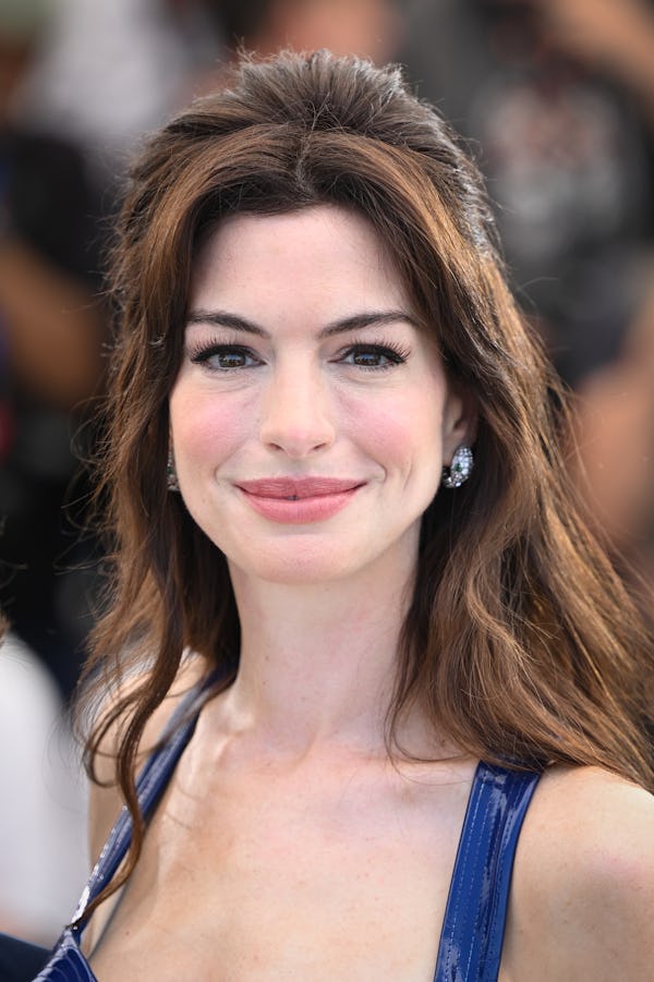 Anne Hathaway teased half-up hair