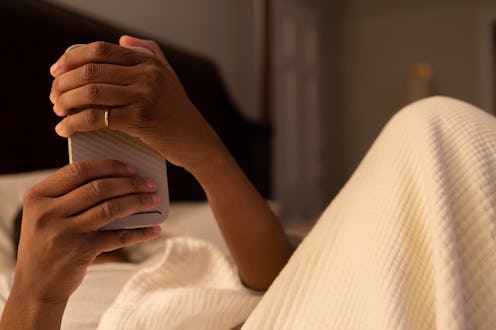 using smart phone in bed