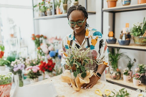 TikTokers are all about arranging flowers as a way to relieve stress.