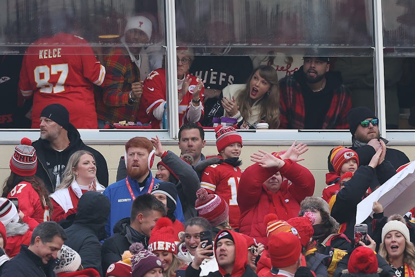 Taylor Swift & Travis Kelce’s New Year’s Eve Kiss Has Left Fans Swooning