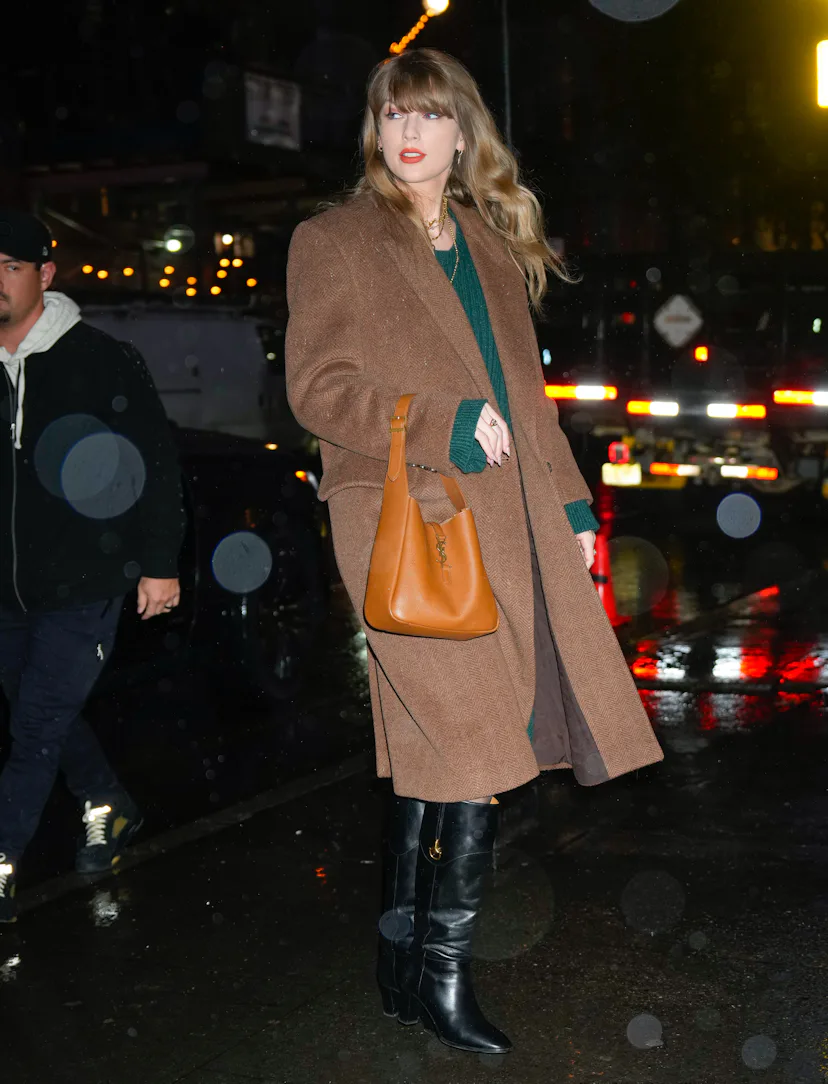 Taylor Swift's Green Sweater Dress Was A Cozy Choice For Rainy Weather Taylor Swift's Green Sweater Dress Was A Cozy Choice For Rainy Weather