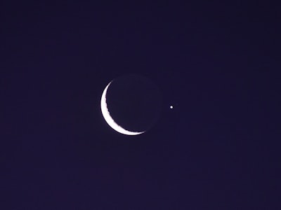 Picture of the waxing crescent moon in conjunction with planet Jupiter, seen from Montevideo after s...