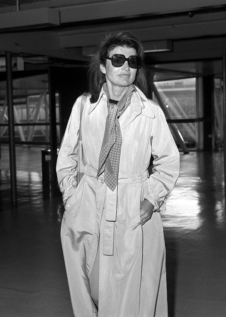 JACKIE ONASSIS PASSING THROUGH HEATHROW AIRPORT IN LONDON FROM NEW YORK EN ROUTE TO BOMBAY IN INDIA.
