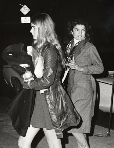 Jackie Kennedy Onassis ve Sydney Lawford, Caroline Kennedy'nin 5. kattaki dairesine gelişi sırasında...