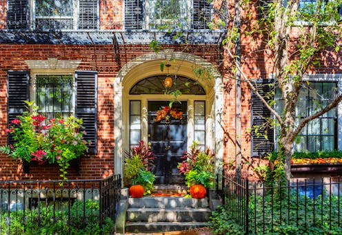 Boston, Massachusetts, USA - October 3, 2023: Facade and entrance of a Beacon Hill
house decorated ...