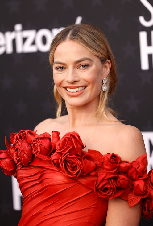 Margot Robbie's tonal manicure and understated glamour epitomized the "old money" aesthetic at the 2...
