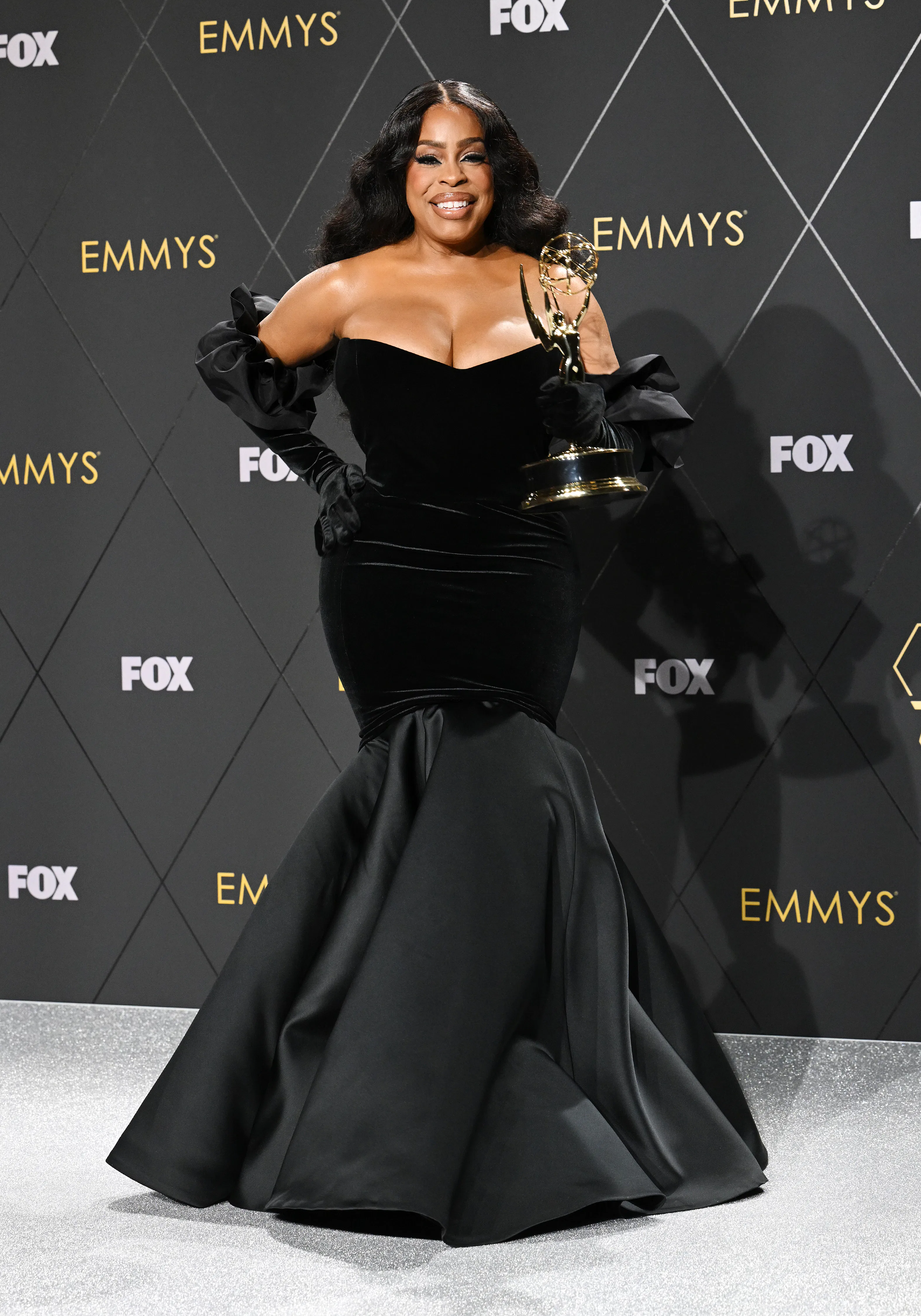 Niecy Nash emmy awards 2023 cleavage