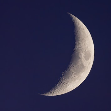 17 December 2023, Brandenburg, Sieversdorf: The moon is about 25 percent visible and waxing. Photo: ...