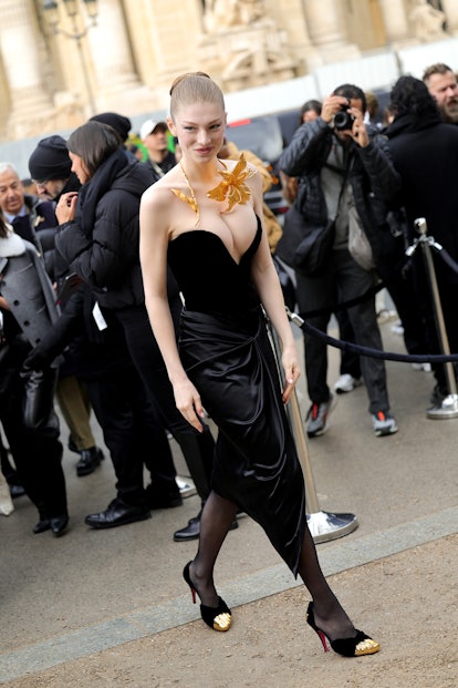 PARIS, FRANCE - JANUARY 22: Hunter Schafer attends the Schiaparelli Haute Couture Spring/Summer 2024...