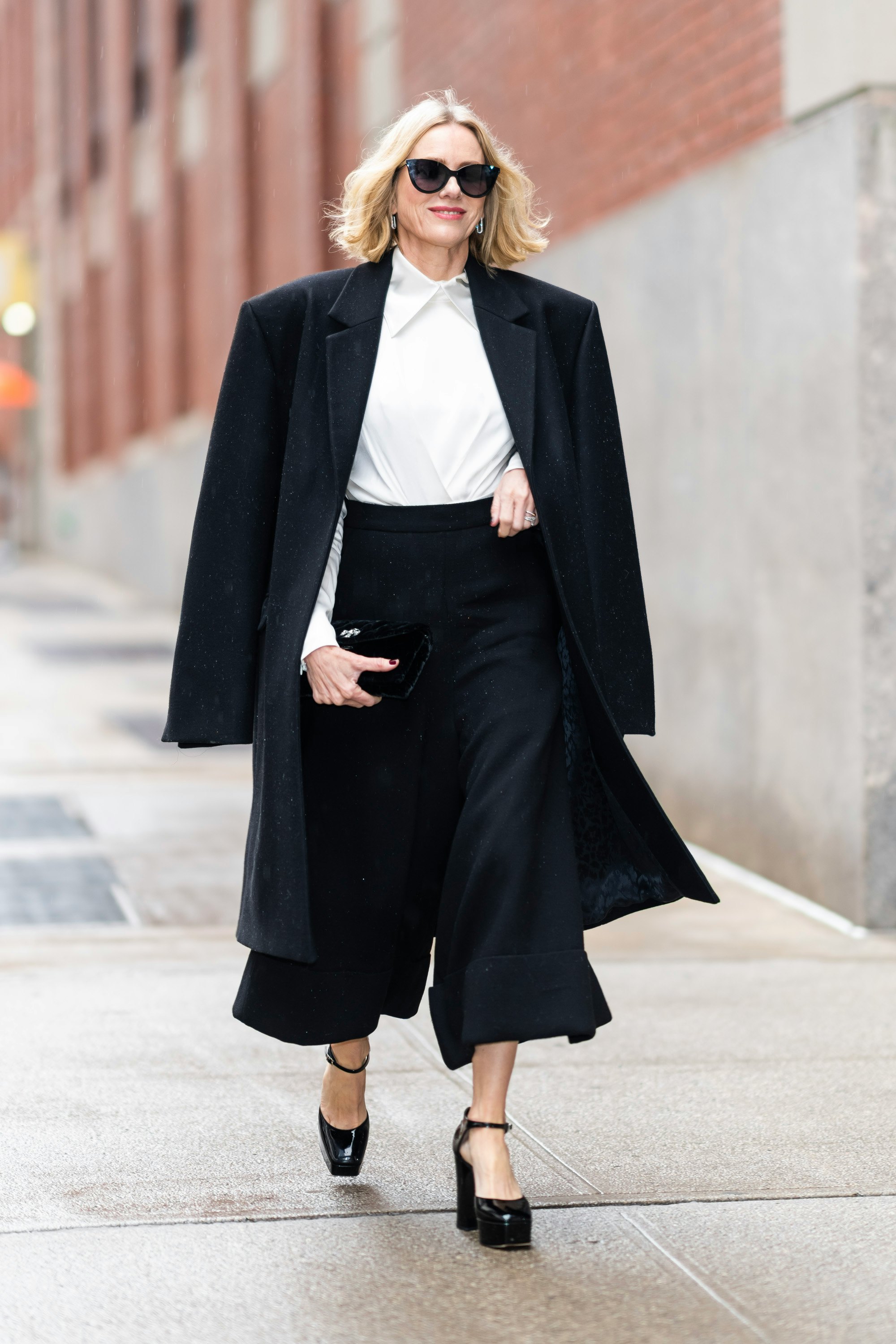 Naomi Watts Is a Modern Society Swan In Power Culottes