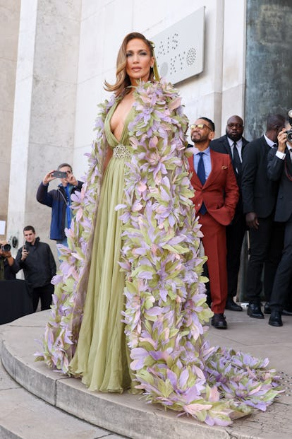 Jennifer Lopez participa do desfile Elie Saab Haute Couture Primavera/Verão 2024.