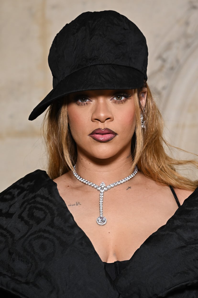 Rihanna wore a ’90s contoured lip look at the Dior Haute Couture show.