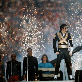 PASADENA, CA - JANUARY 31:  Pop singer Michael Jackson performs during the halftime show of Super Bo...