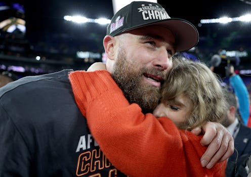 At the Chiefs playoff game, Taylor Swift wore a glittery nude manicure and matching eyeshadow.
