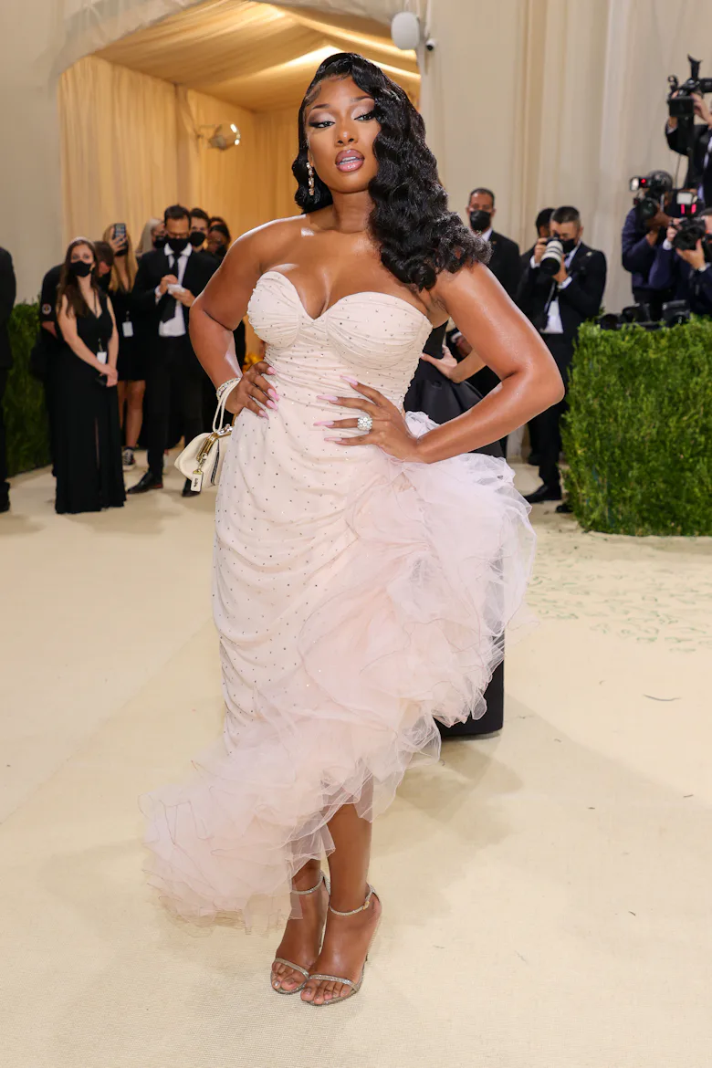 megan thee stallion lace dress For Megan Thee Stallion's custom Michael Kors Collection floral lace gown, artisans spent 670 hours embroidering over 75,000 crystals in three sizes, all sewn individually by hand. She accompanied the look with
