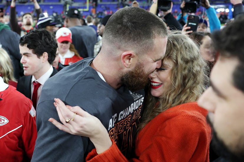 Kansas City Chiefs celebrates with Taylor Swift. 
